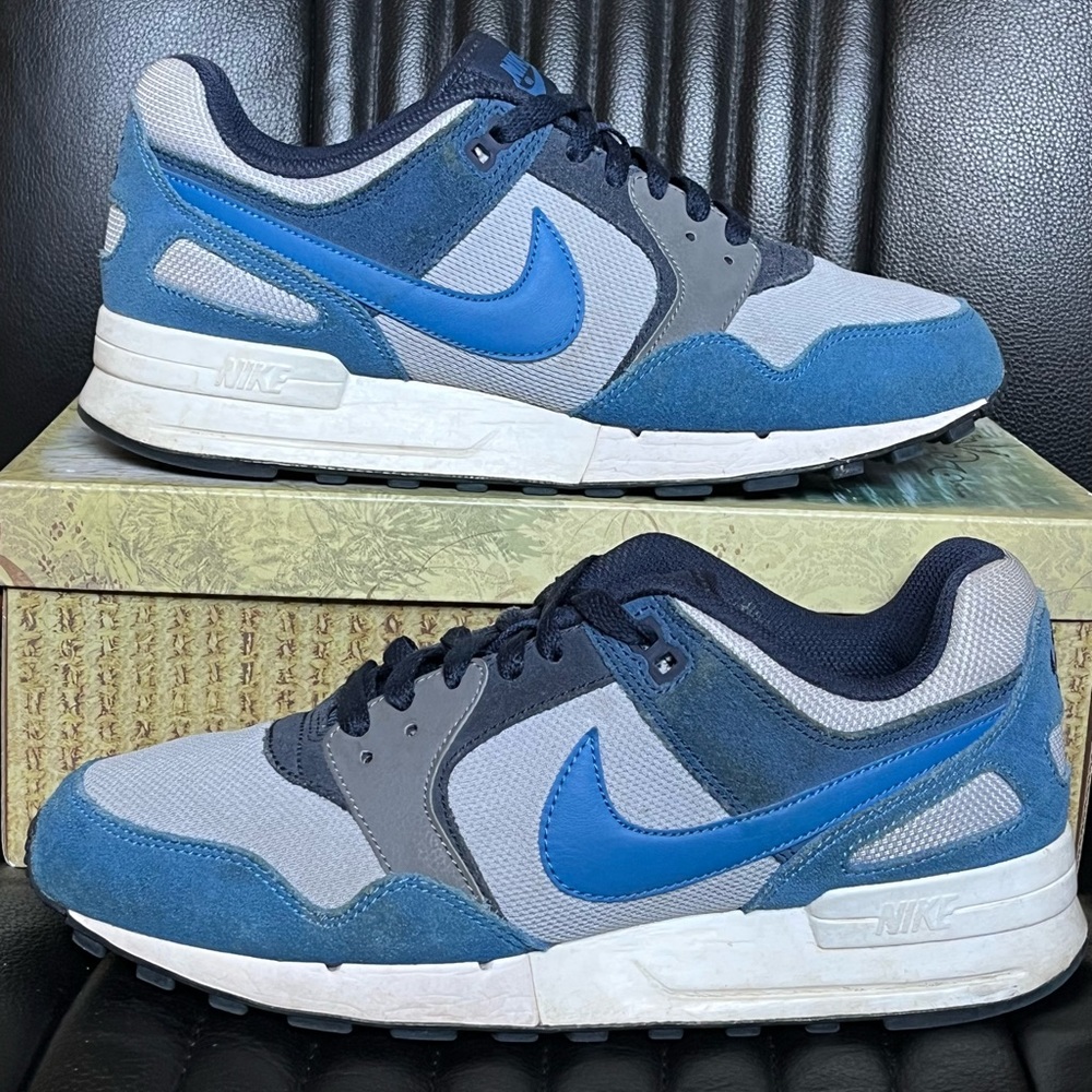 Nike Men's Blue and Gray Athletic Sneakers